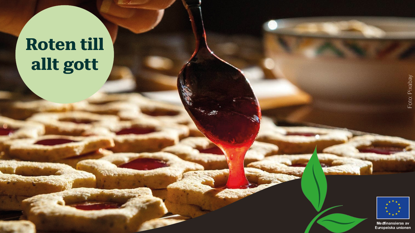 Sylt som droppas med sked på syltkakor på en plåt.