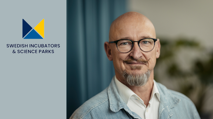 SISP logga. Man står framför ett blått draperi och ler. Han bär en ljus skjorta och en ljusblå randig kavaj.