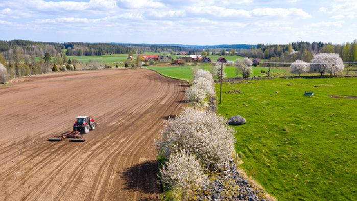 Vy över traktor på fält