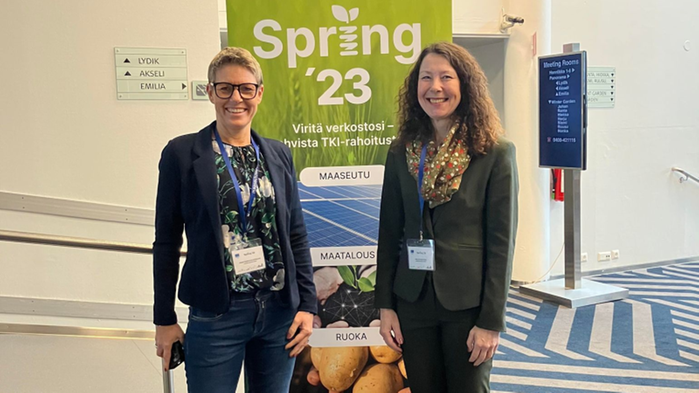 Jennie Cederholm Björklund står tillsammans med Ann-Sofi Backgren från finska Landsbygdsnätverket.