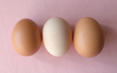 Tre ägg på rosa underlag