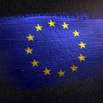 EU-flaggan på mörk bakgrund