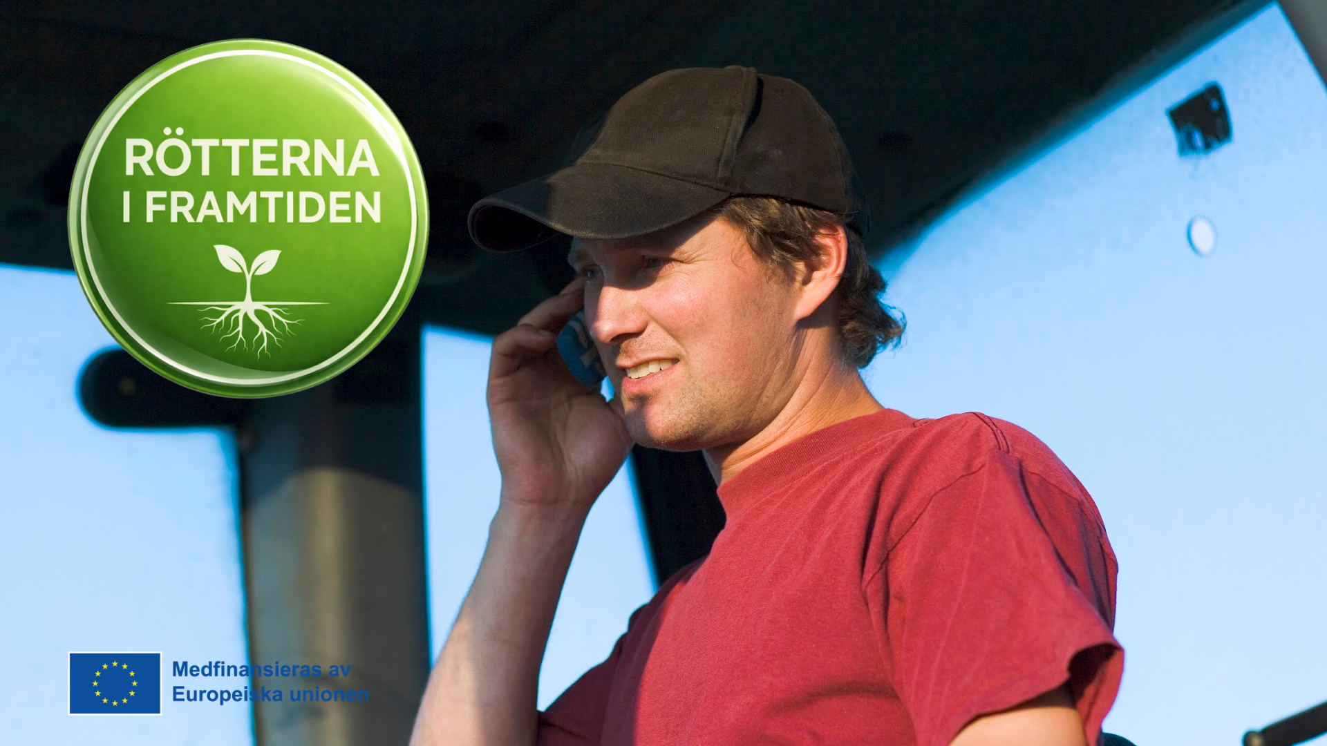 Ung man i traktor i röd t-shirt och keps