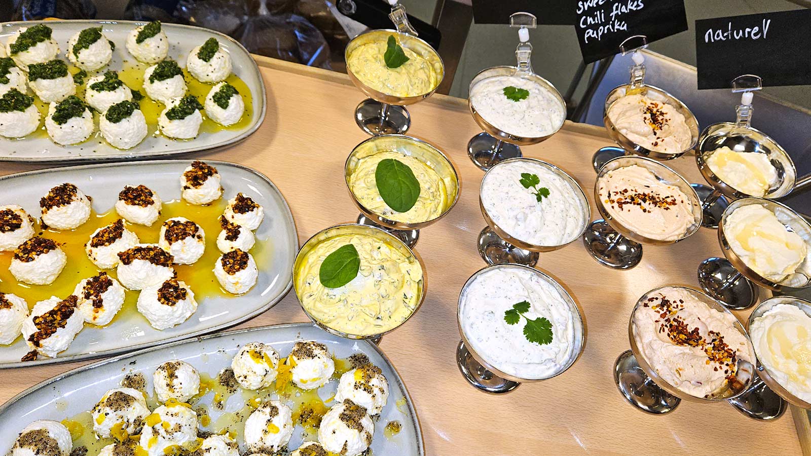 Buffé med ostbollar och olika färskostar