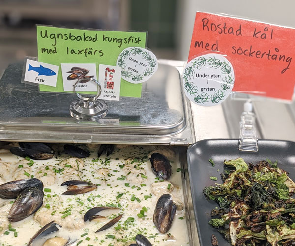 Matsalsbuffé med ugnsbakad kungsfisk, musslor och rostad kål med sockertång.
