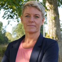 Jennie Cederholm Björklund är innovationscoach. Hon har mörkblå kavaj och rosa t-shirt på sig