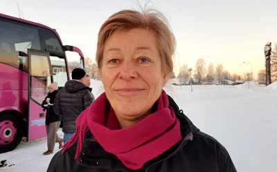 Kerstin Sipola utanför bussen.