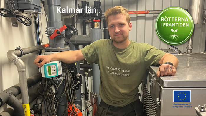 Erik Johansson i grön t-shirt i maskinhallen.