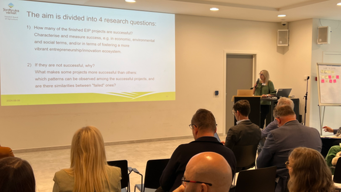 Jenny Taylor på scen i Bryssel under mötet