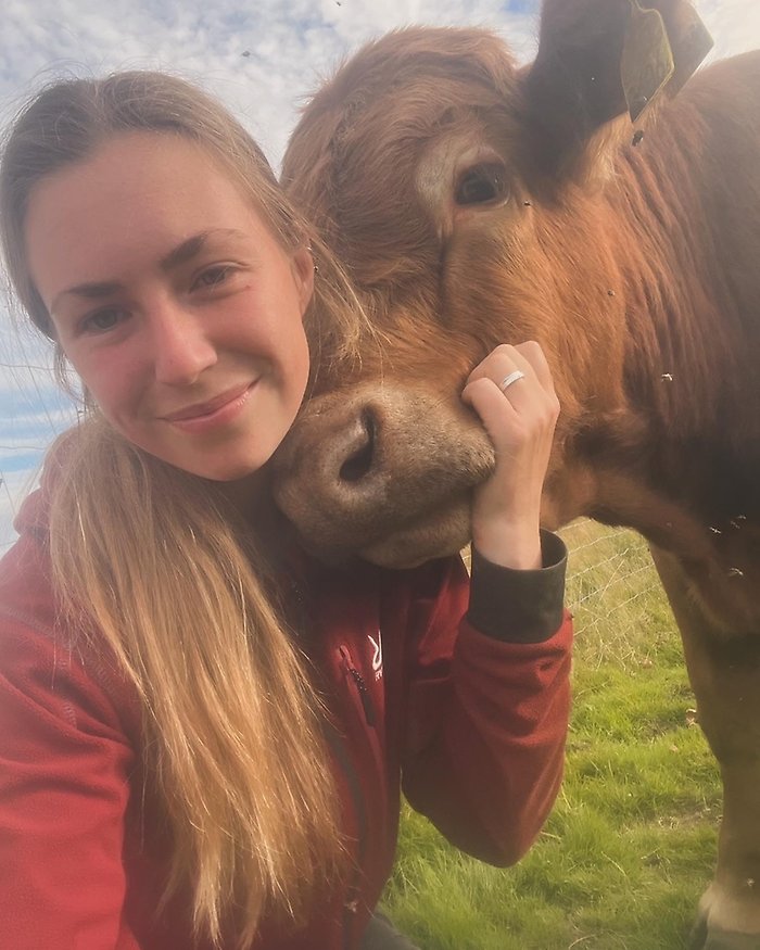 Tilde Olsson med sin kalv