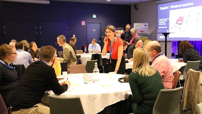 Åsa Wolgast Broberg ledde också workshops med diskussion. Här står hon i mötesrummet bland deltagarna.