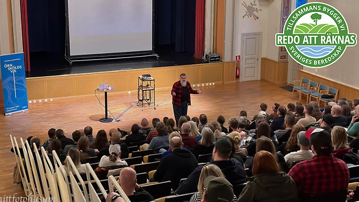 Man som håller fram en lax samt loggan för artikelserien ovanpå.