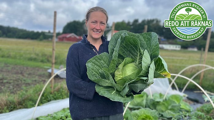 Man som håller fram en lax samt loggan för artikelserien ovanpå.