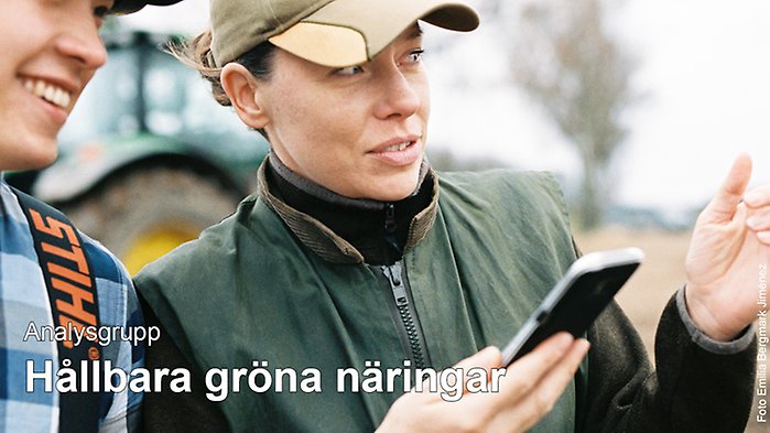 Två personer i närbild, de blickar ut över jordbruksmark.