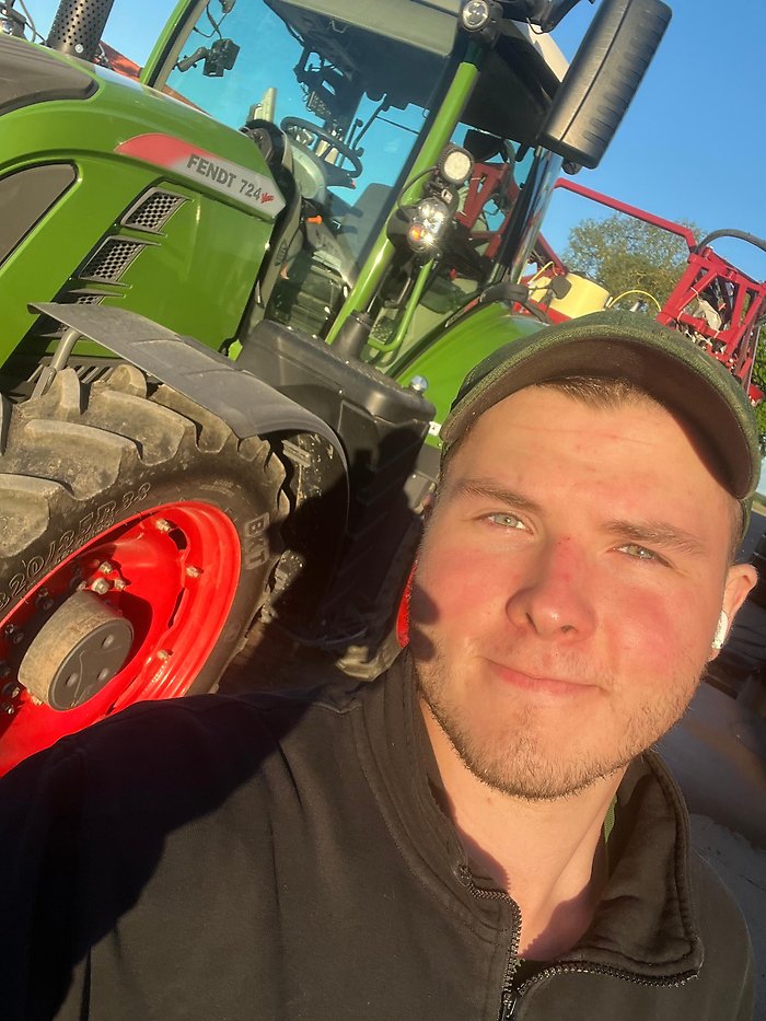 Karl Pettersson i solljus vid sin traktor