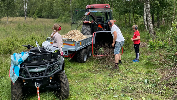 Familj röjer skog