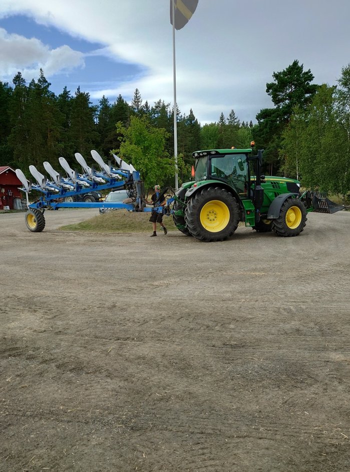 Nils och hans traktor på gården