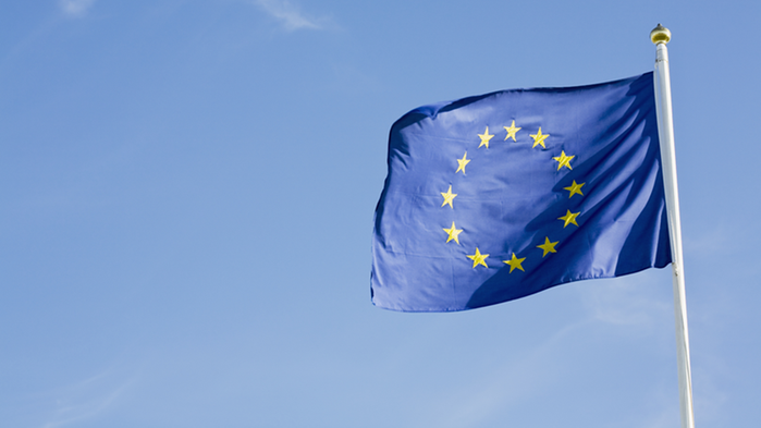 EU-flagga mot blå himmel.