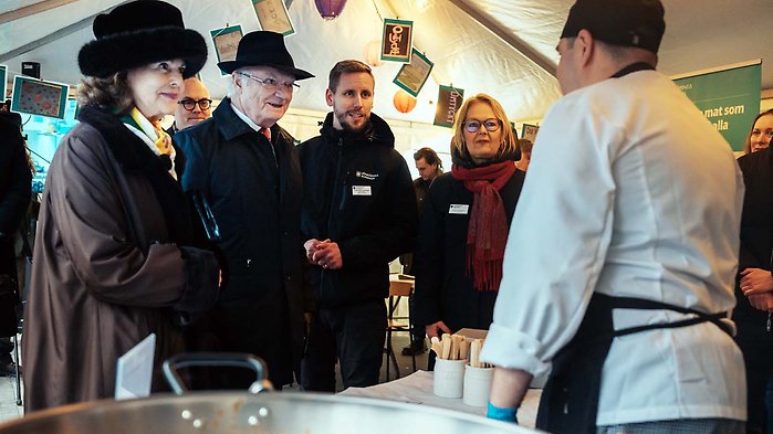 H.M Konungen och Drottning Silvia ihop med måltidspersonal samt näringslivschef i Jönköpings kommun, februari 2022.