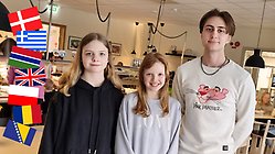Eleverna Miranda Ivarsson och Pola Bolc tillsammans med fritidsledare/elevassisten William Stark står i skolrestaurangen på Björkö skola.