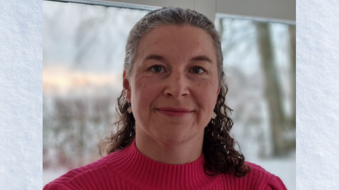 Margareta Leeman har långt hår och en röd jumper på sig