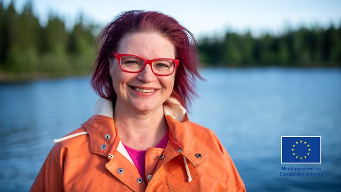 Teija Aho från Sveriges Fiskares Producentorganisation står vid klarblått vatten