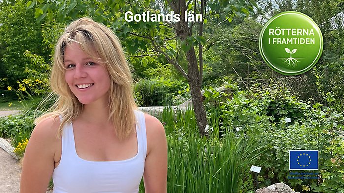 Sara Thungard har vitt linne och ljust hår där hon står i solen