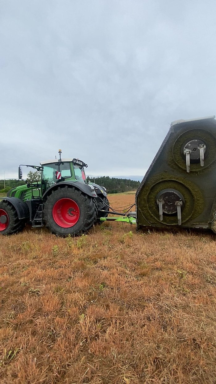 Grön traktor som plöjer