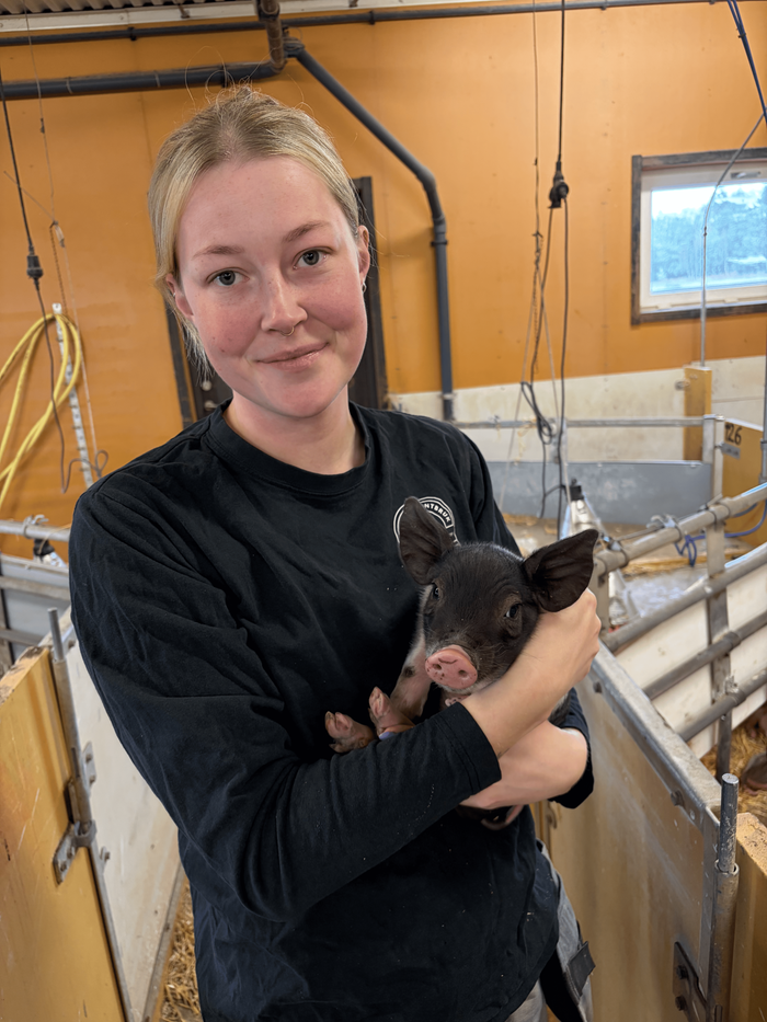 Katarina Nykvist med en kulting i famnen