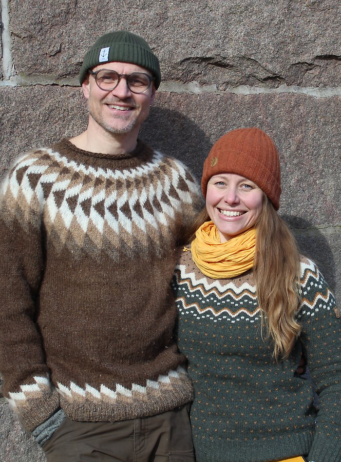 Johanna och sambon Kristoffer vid ladugårdsvägg