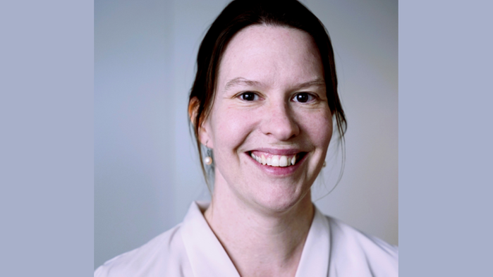 Ko och hund tittar på varandra