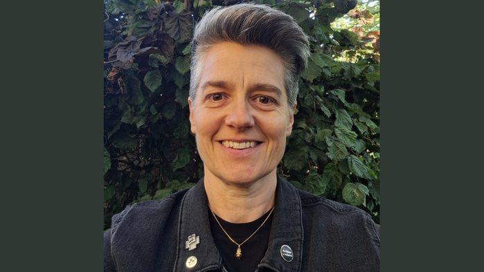 Ko och hund tittar på varandra