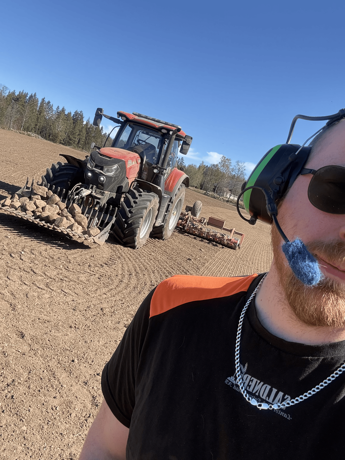Aron med hörselkåpor utomhus