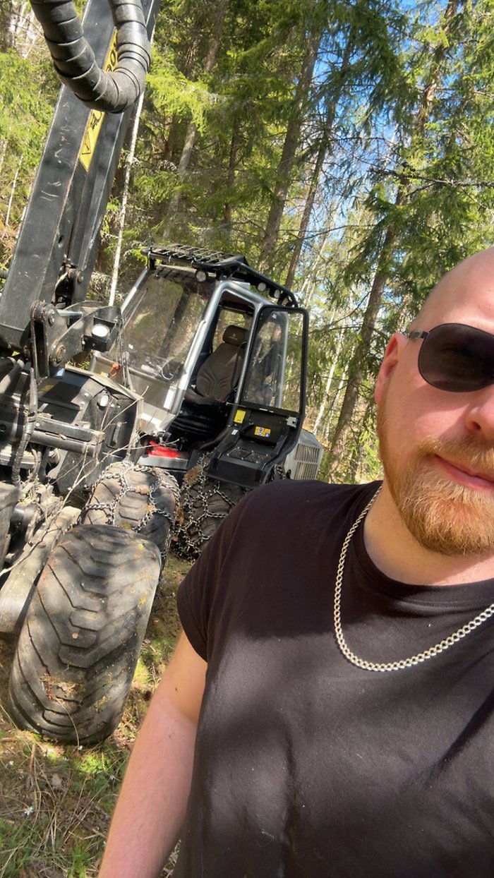 Aron Saldner med skogsmaskin