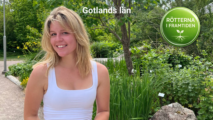 Sara Thunegard står i vitt linne i lummig omgivning