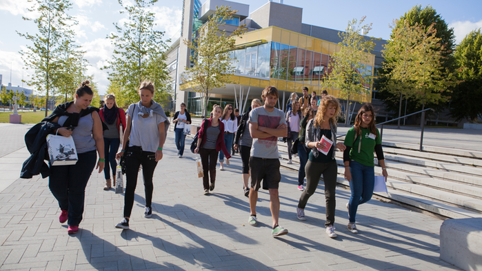 Ett gäng ungdomar går tillsammans över campus på SLU Uppsala