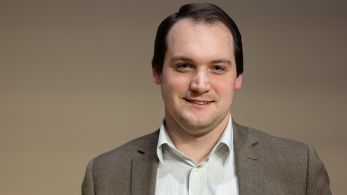 Sebastian Remvig från analysgruppen AKIS har brun kavaj och beige skjorta