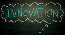 Texten "innovation" skrivet på en griffeltavla med en tankebubbla runt.