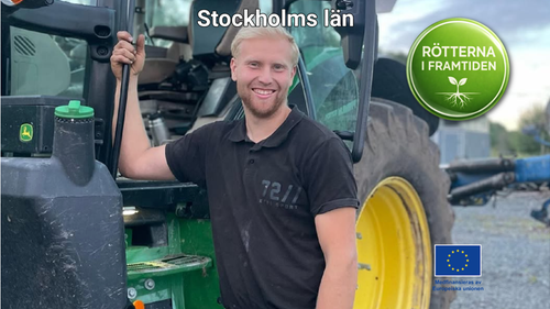 Nils Gustawson står i mörk tröja vid sin traktor
